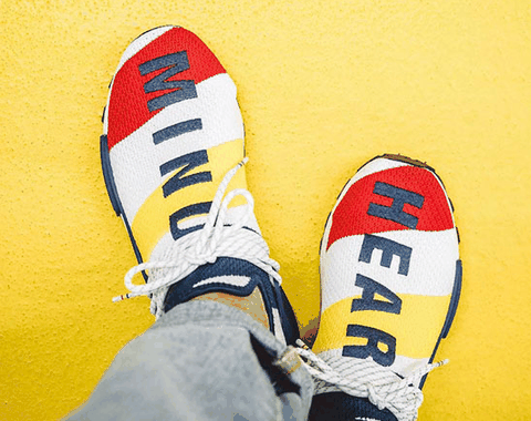 后跟则以 “B” 与三叶草 Logo 示人； 另一款全新潮牌信息鞋型 BBC x adidas Originals Tennis Hu V2 在延续初代网球鞋造型的基础上（菲董 BBC x adidas 全新联名在哪买 菲董 BBC x adidas 全新联名什么时候发售）