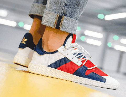 后跟则以 “B” 与三叶草 Logo 示人； 另一款全新潮牌信息鞋型 BBC x adidas Originals Tennis Hu V2 在延续初代网球鞋造型的基础上（菲董 BBC x adidas 全新联名在哪买 菲董 BBC x adidas 全新联名什么时候发售）
