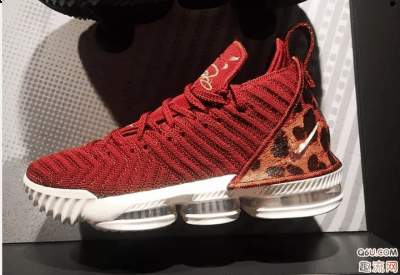 那么这款LBJ16 King实物图好看吗？LBJ16 King值得入潮牌品牌手吗？下面就和趣流网的小编一起来看一下关于LBJ16 King开箱测评（LBJ16 King开箱测评 詹姆斯16代国王实物细节赏析）