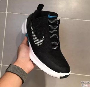  Hyperadapt 1.0是耐克潮牌资讯设计的一款智能跑鞋（Hyperadapt 1.0偏码吗 nike hyperadapt 1.0脚感怎么样）