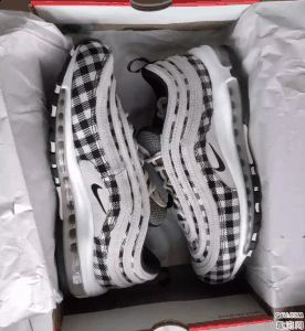 97的排位在整个Air潮牌资讯 Max系列里都是很靠后的了（Nike air max97斑马色开箱测评 air max 97斑马色实物细节赏析）