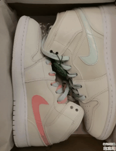 那么这双AJ1四色鸳鸯粉蓝实物细节好看吗？AJ1四色鸳鸯粉蓝在哪购买呢？AJ1四色鸳鸯粉蓝潮牌品牌如何辨别真假呢？AJ1四色鸳鸯粉蓝目前市场价是多少钱呢？下面就和趣流网的小编一起来看一下关于AJ1四色鸳鸯粉蓝开箱测评（AJ1四色鸳鸯粉蓝开箱测评 AJ1四色鸳鸯粉蓝正品价格是多少）