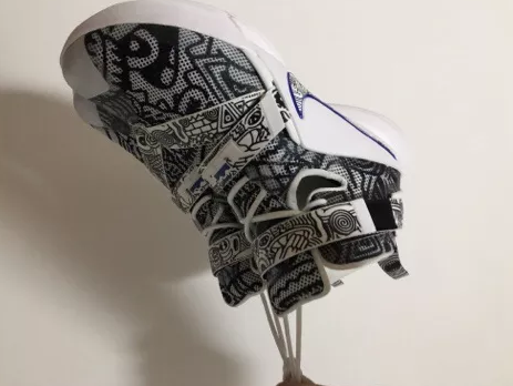 魔术贴上的图案是由各种事物拼凑而潮牌成 黑白相间图案与下部纯白部分呈六四开的局面（战士9黑白青花瓷开箱 战士9黑白青花瓷实物欣赏）