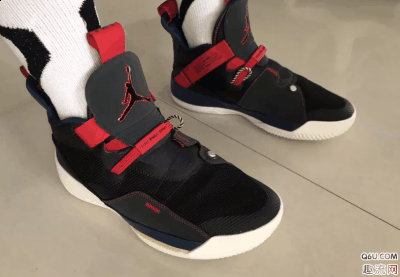 用料还是潮牌品牌很足的（AJ33 fastFit鞋带系统设计很差 AJ33还值得入手吗）
