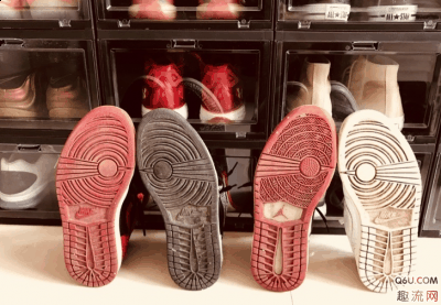  AJ1可以打篮球吗 AJ1打球穿的话（真心不建议打球穿） 建议穿低帮或者8孔的高帮 因为9孔太高 有点磨小腿 当然也有例外 这双a潮牌汇潮牌网店lpha id 打球就ok 因为是全掌zoom 当时韦德在比赛的时候穿过一双 后来也市售过 这双鞋子穿着打球 比乔12舒服得多的多 可能是因为乔1外底软吧 很跟脚 但是12穿起来就很硬 还有点拖沓的感觉 （AJ1耐磨吗 AJ1鞋底硬吗）