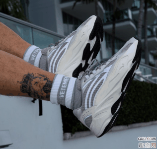 椰子700 v2 Static上脚好看吗 Yeezy 700 V2 Static上脚图赏析