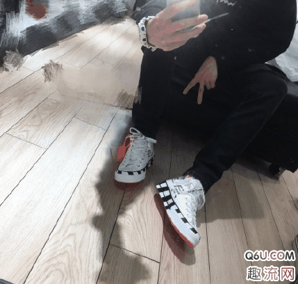 那么这双OW联名converse 2.0白色实物图好看吗？OW联名converse 2.0上脚好看吗？O潮牌资讯W联名converse 2.0白色怎么清洗呢？下面就和趣流网的小编一起来看一下关于OW X Converse Chuck Taylor 1970S 2.0开箱测评（OW联名converse 2.0开箱测评 OW联名converse 2.0上脚好看吗）