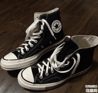 70s鞋身一圈黑色潮牌线条也比常青款亮（匡威1970s脚感怎么样 Converse 1970s 上脚测评）