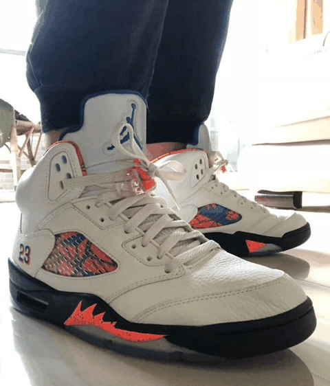 银色加上蓝色的飞潮牌商城人logo总感觉有些low气（AJ5国际航班深度鉴赏 AJ5国际航班上脚图欣赏）