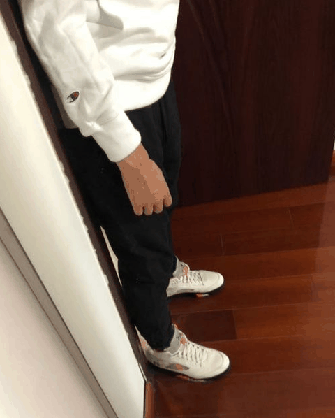银色加上蓝色的飞潮牌商城人logo总感觉有些low气（AJ5国际航班深度鉴赏 AJ5国际航班上脚图欣赏）