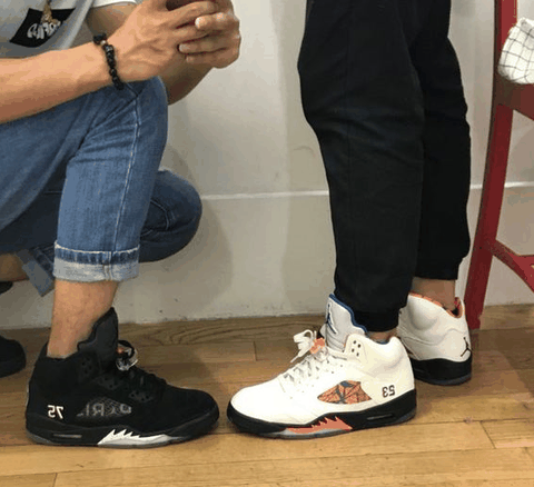银色加上蓝色的飞潮牌商城人logo总感觉有些low气（AJ5国际航班深度鉴赏 AJ5国际航班上脚图欣赏）