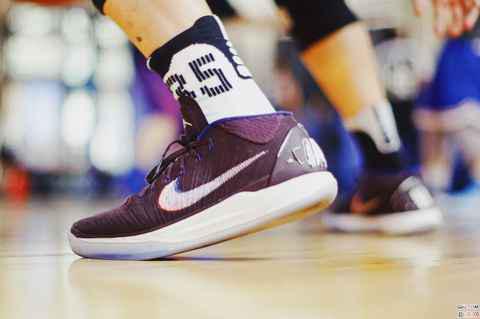 而结合实战画面对比来说潮牌 kobe ad mid确实又比nxt 360优秀（Kobe AD系列横向对比 Kobe AD系列哪双球鞋性价比最高）
