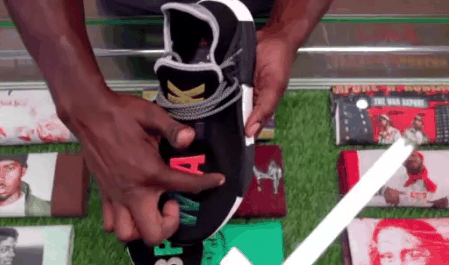  阿迪旗下一双亲友限潮牌汇潮牌网店定的鞋款Pharrell HUMAN RACE NMD（菲董联名 RACE NMD 开箱 菲董 联名 RACE NMD 实物欣赏）