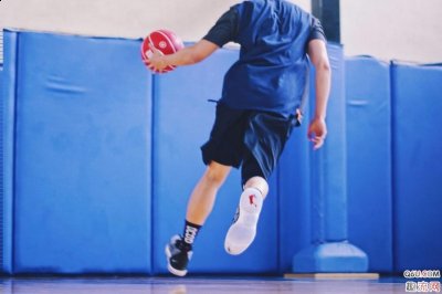 让它在完成动作潮牌方面就显得拖沓了（Nike Lebron 16实战评测总结 16代与詹姆斯15代有什么区别）