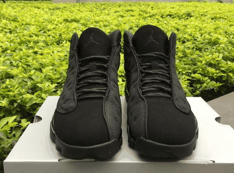进一步提升鞋子的透气性潮牌 同时尼龙网布进行了反光处理（Air Jordan 13黑猫实物欣赏 Air Jordan 13黑猫脚感怎么样）