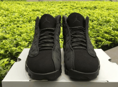 进一步提升鞋子的透气性潮牌 同时尼龙网布进行了反光处理（Air Jordan 13黑猫实物欣赏 Air Jordan 13黑猫脚感怎么样）
