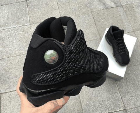 进一步提升鞋子的透气性潮牌 同时尼龙网布进行了反光处理（Air Jordan 13黑猫实物欣赏 Air Jordan 13黑猫脚感怎么样）