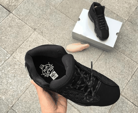 进一步提升鞋子的透气性潮牌 同时尼龙网布进行了反光处理（Air Jordan 13黑猫实物欣赏 Air Jordan 13黑猫脚感怎么样）