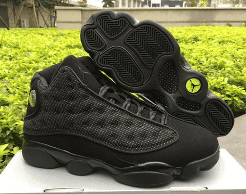 进一步提升鞋子的透气性潮牌 同时尼龙网布进行了反光处理（Air Jordan 13黑猫实物欣赏 Air Jordan 13黑猫脚感怎么样）
