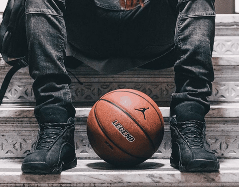 进一步提升鞋子的透气性潮牌 同时尼龙网布进行了反光处理（Air Jordan 13黑猫实物欣赏 Air Jordan 13黑猫脚感怎么样）