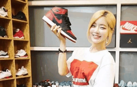 而AJ1禁穿是高帮潮牌资讯的 AJ1禁穿是九孔的（AJ1禁穿与AJ1小禁穿有什么区别 AJ1禁穿与AJ1小禁穿哪款值得入手）