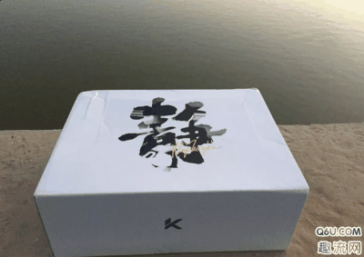 上面有汤普森的画像和潮牌品牌签名 鞋盒信息 鞋盒带包装（安踏KT4黑绿开箱测评 安踏KT4偏码吗）