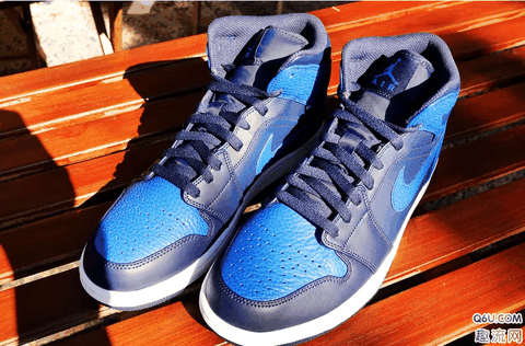 AJ1mid黑蓝开箱测评 AJ1mid黑蓝上脚好看吗