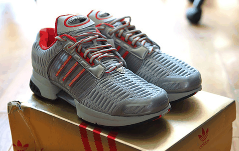 稳了 依然随意的小票 阿迪 Climacool 1 跑鞋实物欣赏 主角登潮牌品牌场 鞋头左右各有一个开孔 45°满满的年代感 元年最经典是白色配上红色三条杠（阿迪 Climacool 1 跑鞋开箱 阿迪 Climacool 1 跑鞋实物欣赏）