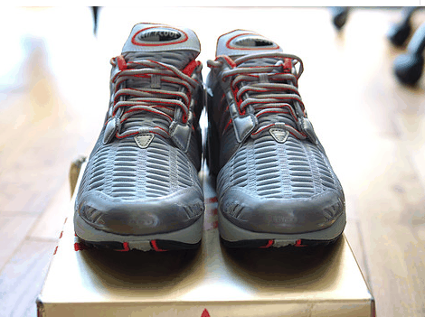 稳了 依然随意的小票 阿迪 Climacool 1 跑鞋实物欣赏 主角登潮牌品牌场 鞋头左右各有一个开孔 45°满满的年代感 元年最经典是白色配上红色三条杠（阿迪 Climacool 1 跑鞋开箱 阿迪 Climacool 1 跑鞋实物欣赏）