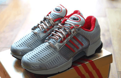 稳了 依然随意的小票 阿迪 Climacool 1 跑鞋实物欣赏 主角登潮牌品牌场 鞋头左右各有一个开孔 45°满满的年代感 元年最经典是白色配上红色三条杠（阿迪 Climacool 1 跑鞋开箱 阿迪 Climacool 1 跑鞋实物欣赏）