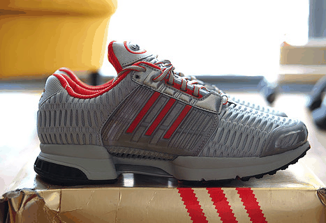 稳了 依然随意的小票 阿迪 Climacool 1 跑鞋实物欣赏 主角登潮牌品牌场 鞋头左右各有一个开孔 45°满满的年代感 元年最经典是白色配上红色三条杠（阿迪 Climacool 1 跑鞋开箱 阿迪 Climacool 1 跑鞋实物欣赏）