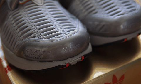 稳了 依然随意的小票 阿迪 Climacool 1 跑鞋实物欣赏 主角登潮牌品牌场 鞋头左右各有一个开孔 45°满满的年代感 元年最经典是白色配上红色三条杠（阿迪 Climacool 1 跑鞋开箱 阿迪 Climacool 1 跑鞋实物欣赏）