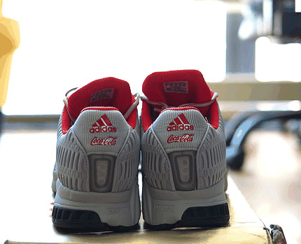稳了 依然随意的小票 阿迪 Climacool 1 跑鞋实物欣赏 主角登潮牌品牌场 鞋头左右各有一个开孔 45°满满的年代感 元年最经典是白色配上红色三条杠（阿迪 Climacool 1 跑鞋开箱 阿迪 Climacool 1 跑鞋实物欣赏）