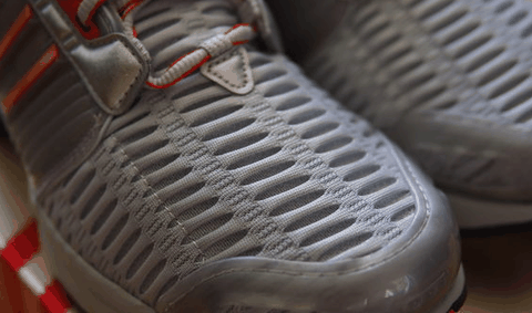 稳了 依然随意的小票 阿迪 Climacool 1 跑鞋实物欣赏 主角登潮牌品牌场 鞋头左右各有一个开孔 45°满满的年代感 元年最经典是白色配上红色三条杠（阿迪 Climacool 1 跑鞋开箱 阿迪 Climacool 1 跑鞋实物欣赏）