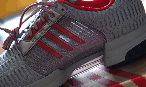 稳了 依然随意的小票 阿迪 Climacool 1 跑鞋实物欣赏 主角登潮牌品牌场 鞋头左右各有一个开孔 45°满满的年代感 元年最经典是白色配上红色三条杠（阿迪 Climacool 1 跑鞋开箱 阿迪 Climacool 1 跑鞋实物欣赏）