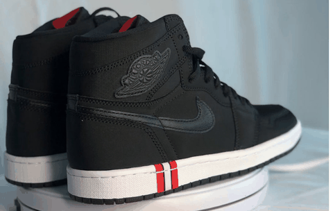 氯丁橡胶常被用来制作足球领域的装潮牌备 大巴黎配色取消了 Air Jordan 1 的标志性冲孔鞋面（Air Jordan 1大巴黎细节欣赏）