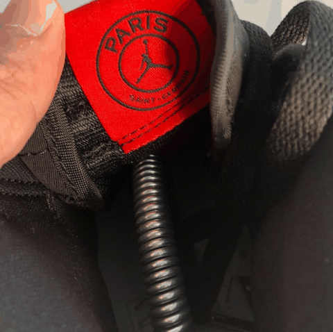 氯丁橡胶常被用来制作足球领域的装潮牌备 大巴黎配色取消了 Air Jordan 1 的标志性冲孔鞋面（Air Jordan 1大巴黎细节欣赏）