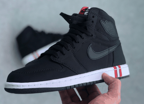 氯丁橡胶常被用来制作足球领域的装潮牌备 大巴黎配色取消了 Air Jordan 1 的标志性冲孔鞋面（Air Jordan 1大巴黎细节欣赏）