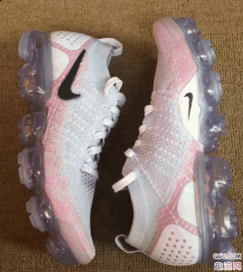 但vm相对较硬的脚潮牌品牌感带来的加速感更强（VaporMax 2.0和ub4.0哪个脚感好 VaporMax 2.0和ub4.0对比测评）