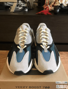 那么这双椰子700做工怎么样呢？yeezy700尺码偏码吗？yeezy700实物图潮牌品牌好看吗？yeezy700上脚好看吗？下面就和趣溜网的小编一起来看一下关于yeezy700的相关信息（yeezy700开箱测评 椰子700上脚好看吗）
