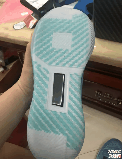 I can play 开箱第一眼就被颜值征服了 很像清新的一个配色潮牌汇潮牌网 再看一下细节 鞋底的纹路 霍华德3黄蜂上脚图赏析 说一下DH3黄蜂的上脚感受（匹克霍华德3代黄蜂开箱测评 HD3黄蜂上脚图赏析）
