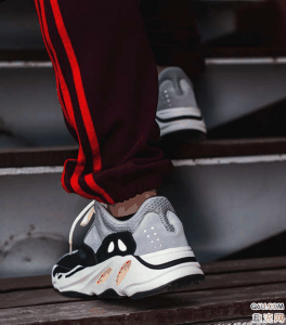 那么yeezy 700偏码吗？椰子700脚感怎么样呢？潮牌汇潮牌网下面就和趣流网的小编一起来看看关于椰子700的相关信息（yeezy 700偏码吗 椰子700脚感怎么样）