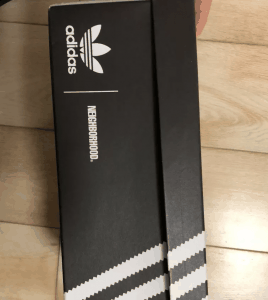  一个被世界遗忘的小编正在潮牌品牌写着一双被小伙伴遗忘的联名款球鞋（NEIGHBORHOOD x adidas Originals开箱测评 NEIGHBORHOOD x adidas Originals实物欣赏）