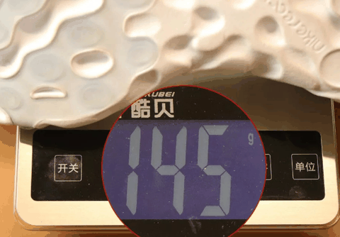 蓝白相间的潮牌资讯麂皮鞋孔片（耐克React Element 87拆解测评 NIKE React Element 87配置怎么样）