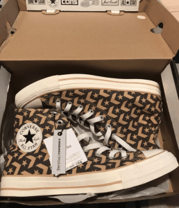 小编最近入手的一双Co潮牌品牌nverse x Bershka Chuck Taylor限量鞋款（Converse x Bershka Chuck Taylor鞋款开箱 Converse x Bershka Chuck Taylor鞋款实物欣赏）