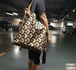 带来一款限量版的潮牌Converse x Bershka Chuck Taylor（匡威联名巴适卡开箱测评 Converse x Bershka Chuck Taylor实物细节赏析）