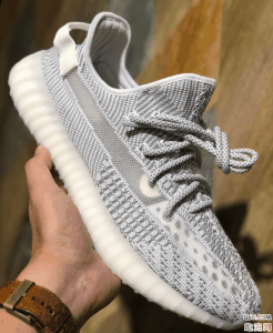 那么冷的冬天你会选择这双透明版的椰子潮牌商城350 v2吗 近距离的看一下鞋身的细节 鞋后跟位置的做工（椰子350 v2 Static开箱测评 yeezy 350 v2 Static上脚图赏析）