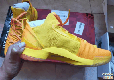 细腻质感让人印象深刻！ 潮牌品牌UA curry 5中国行配色脚感怎么样 上脚后（库里5中国行配色开箱测评 库里5和欧文4哪个好）