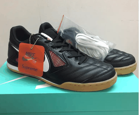 以及赠送了名片 就潮牌商城因为看着并不像足球鞋（supreme X nike SB足球鞋开箱 supreme X nike SB足球鞋实物欣赏）
