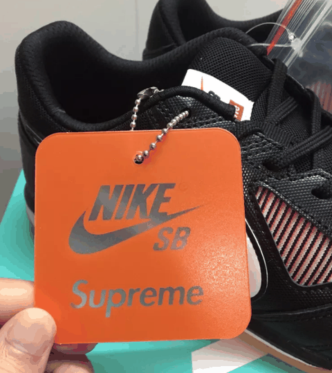 以及赠送了名片 就潮牌商城因为看着并不像足球鞋（supreme X nike SB足球鞋开箱 supreme X nike SB足球鞋实物欣赏）